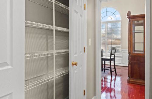 Private Fenced Yard • Sleeps 10 • Mins to Malls - Foto 17