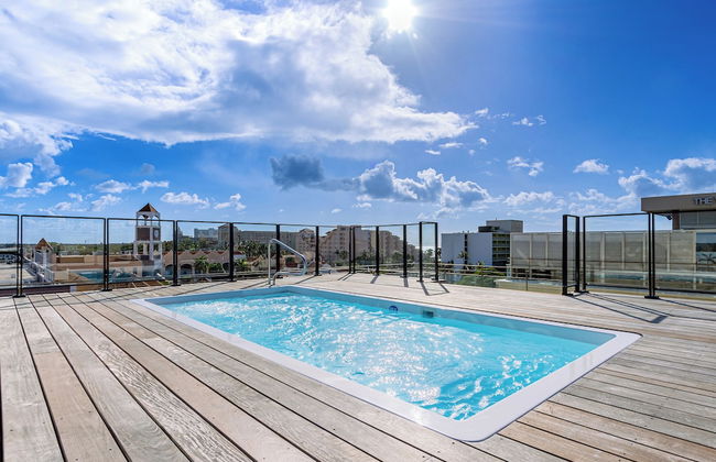 Luxury 2-bedroom Condo Right on the Strip in Palm Beach - Photo 22