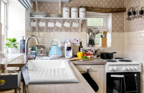 Charming 2-BR Cottage in Stonehouse with Courtyard Garden and Log Fire - Foto 12