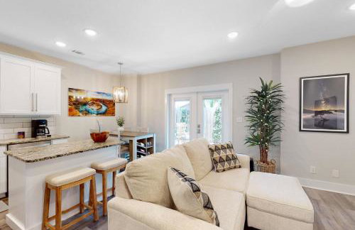 Stylish dog-friendly townhome with firepit & enclosed yard - blocks to downtown - Photo 5