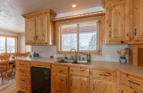 Chester Currents by KABINO Riverfront on Henrys Fork Air Conditioning Boat Launch Foosball Pool Table Huge Yard Garage WIFI - Foto 12