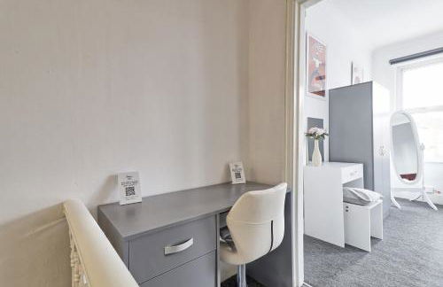 Beautiful Spacious four bedroom house with parking for 2 cars, 5 minute walk to southend station - Foto 16