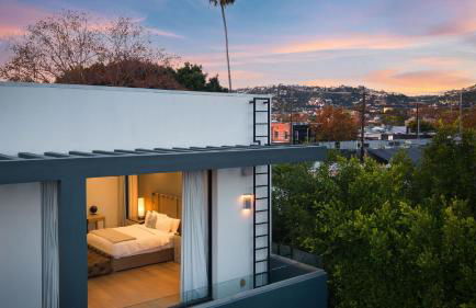 Private LA Retreat w Pool Hot Tub Fire Pit Near Melrose Ave The Martel House by AvantStay - Foto 49