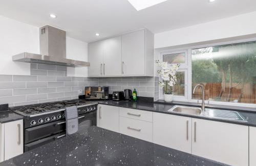 Charming Modern Home in Central Wokingham - Pass the Keys - Foto 20
