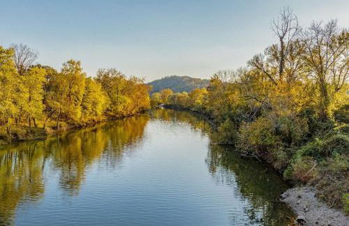 Penthouse Condo on River with Garage and Patio, Walk Downtown - Foto 39