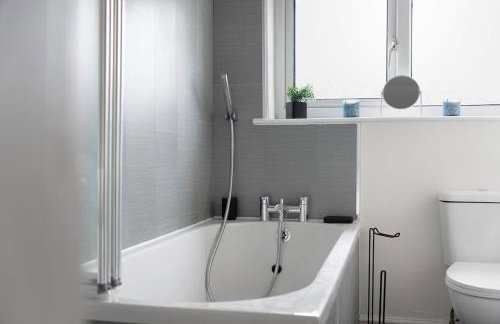 Chic Retreat Coastal Town Sleeps 4 - Foto 19