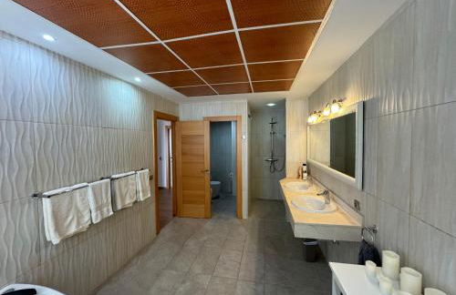 VILLA BLOSSOM in the beautiful area of Puerto Santiago Tenerife with 5 bedrooms for up to 10 guests private swimming pool and many other activities to entertain the family Secure parking for 2 cars and disabled access throughout - Foto 64