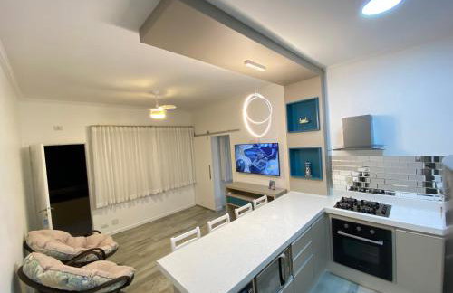 Fabuloso flat 241, Amarílis, Riviera de São Lourenço 3 Piscinas climatizadas carregador veiculo eletrico 2 quartos sendo uma suíte internet 500mb Adega, cozinha equipada completa, serviço de praia fim de semana limpeza trocas de toalhas, - Foto 3