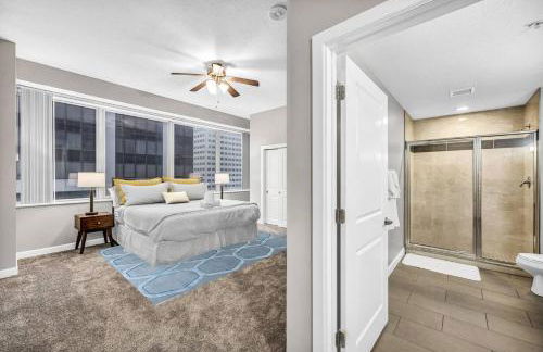 HUGE Panoramic SkySuite w/ Downtown VIEWS: Gym - Photo 18