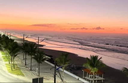 Apto frente o mar com 3 piscinas Wi-Fi gratuito aceito pet - Foto 74
