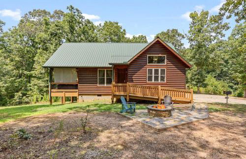 Romantic Cabin w Rain Shower & Spa Tub - Photo 1