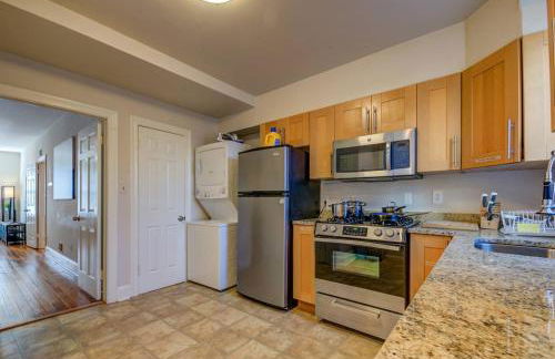 3BR Colonial House with Parking by CozySuites - Foto 22