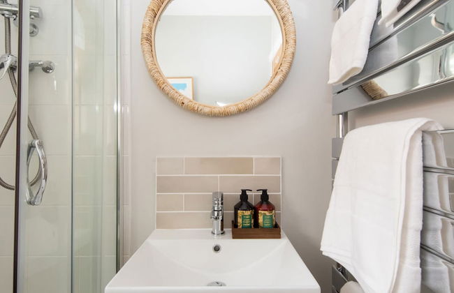 Bosham 3 BR Beach House With Garden Playhouse - Photo 22