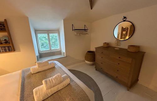 The Old Gallery - Charming Coastal Escape For Two - Photo 34