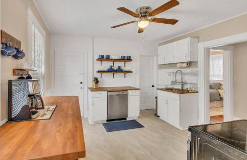 Classic West Hartford Center Apartment - Foto 20