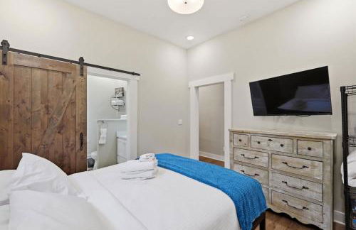 Charming Home in the Highlands W Private Backyard - Foto 10