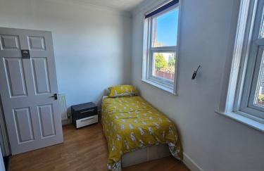 Spacious Bournemouth Home with BBQ, Outdoor Seating & large TV - Foto 9