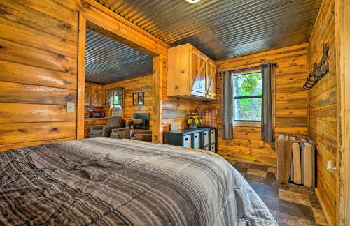 Wright City Cabin with Fire Pit and Forest Views! - Foto 8