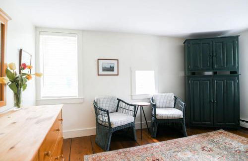 1820 House - VT Charm + Modern Comforts + Hot Tub - Foto 25