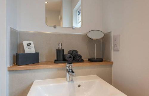 Stylish & Modern Apartment - Photo 23