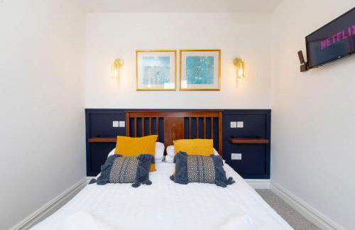 Sleeps 6. Free Wifi. Free Parking central location. - Photo 34