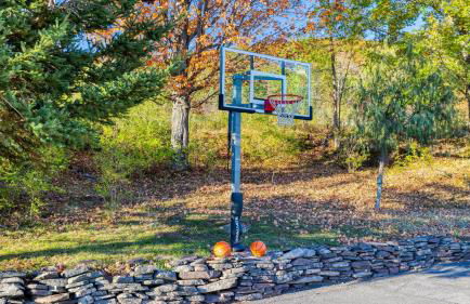Scenic Catskills Retreat • Pool Hot Tub Game Room Lake Views Mountainview Estate by AvantStay - Foto 72