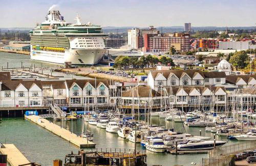 Welcome - BUSINESS or PLEASURE! Southampton 'City Vibes' # Stylish Apartment with Outdoor Courtyard! 1-4 Guests BOOK YOUR CITY BREAK or PRE-CRUISE STAY! CLOSE TO MAYFLOWER THEATRE, UNIVERSITIES, CRUISE TERMINALS, HOSPITALS & SHOPS! - Photo 52