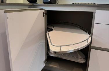 Three-bedroom modern family home by the pond with free parking - Photo 42