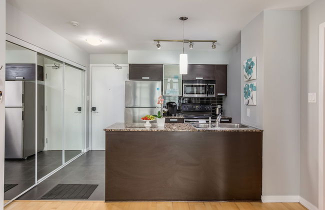 Quickstay - Luxurious 2-Bedroom Condo, Heart Of Toronto - Photo 14