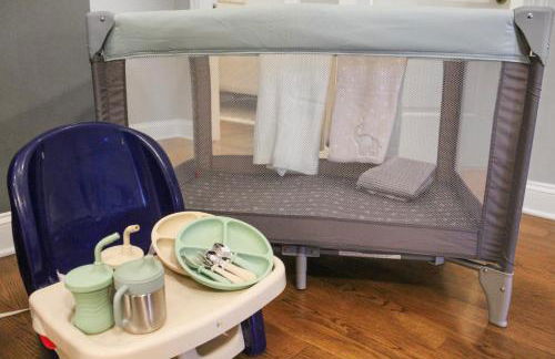 Cheerful 5-bedroom w/Screened Patio, Sleeps 10 in the heart of Fremont! - Foto 37