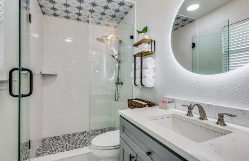 Stunning Lake House with a Pool and Hot Tub - Foto 15