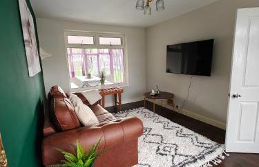 Spacious Solihull Home 5 Beds 2 Sofa beds - Max 10 - NEC BHX Spacious 4 Bedroom Home - NR JLR, Birmingham Airport, HS2 Sites, Resorts World, A45, M42 Mell Square - Regular Work Stays Available - By Samina, ARZ Stays - Photo 15