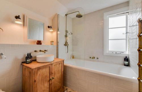 Cheerful 3 bed Grade II Central Cottage - Foto 6