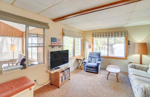 Dock and Fire Pit Lakefront Cottage in Gould City! - Foto 4