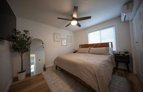 Centrally Located Cozy Modern Home in Bethel - Foto 10