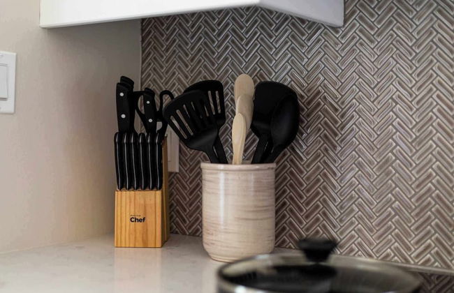 Casa Leslieville - 2BR Suite w LRG Patio - Photo 7