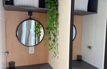 Studio 63 novo, luxuoso e completo com ar condicionado e cama Queen Size - Centro Mogi - Até 4 Pessoas - Foto 9