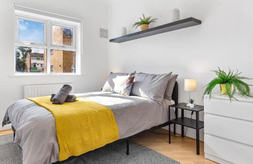 Cozylease 3 Bedroom Canary Wharf Family,Workcation, Fast WiFi, Workspace,1 stop to City - Photo 29