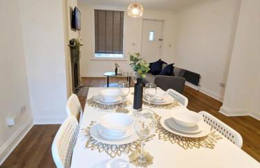 3-Bed, Sleeps 6, 1 Bath, Parking, WiFi - Photo 3