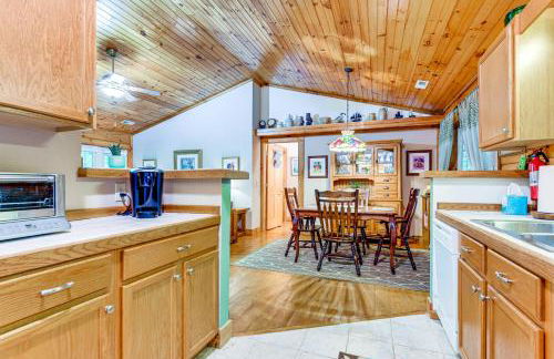 Serene Maggie Valley Retreat with Deck and Hot Tub! - Foto 11
