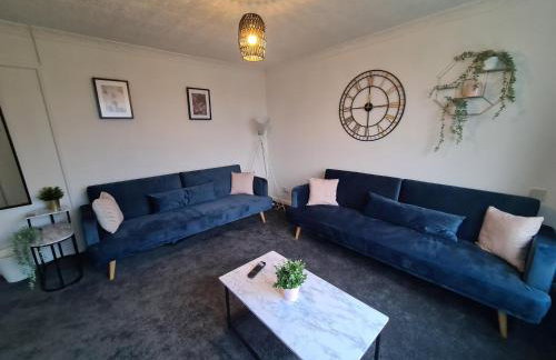 6 bed, sleeps 8, 1 Mile from New Cross Hospital, 10 mins from M6 Jct 10 & M54 Jct 1 - Foto 1