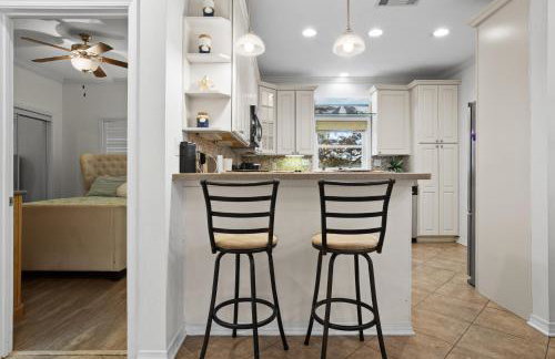 Steps from the Sand and Town Green - 2BR Coastal Retreat - Foto 13