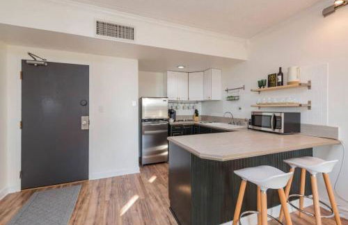 Music Row Retreat with Pool and Free Parking, Walk to Bars! - Foto 12