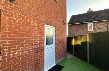 1st Studio Flat With full Private Toilet And Shower With its Own Kitchenette in Keedonwood Road Bromley A Fully Equipped Independent Studio Flat - Photo 45