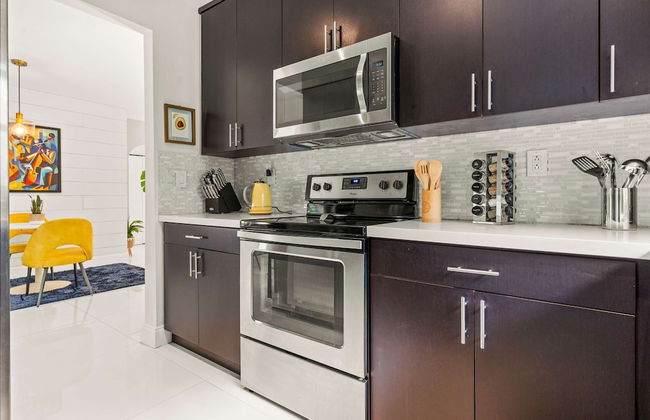 Arthaus- Fully Stocked Kitchen and Fenced Yard - Foto 11