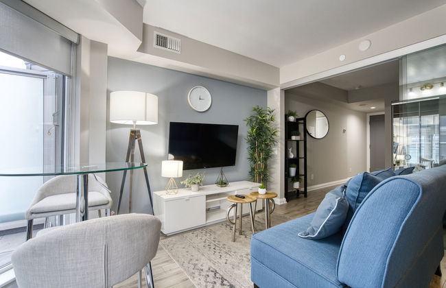 Yorkville Modern 1 Bedroom Suite Toronto - Photo 25