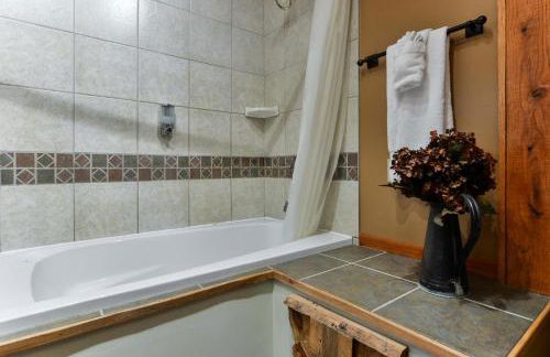 The Hiding Place - Foto 32