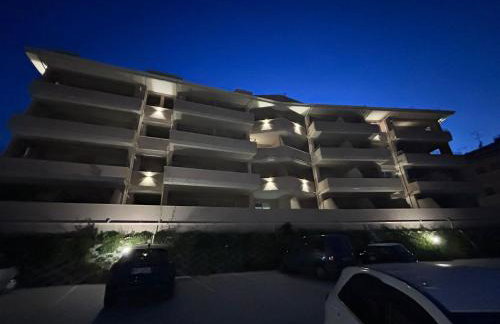 SkyView Apartment at Middletown - Sea View & Private Parking - Foto 25