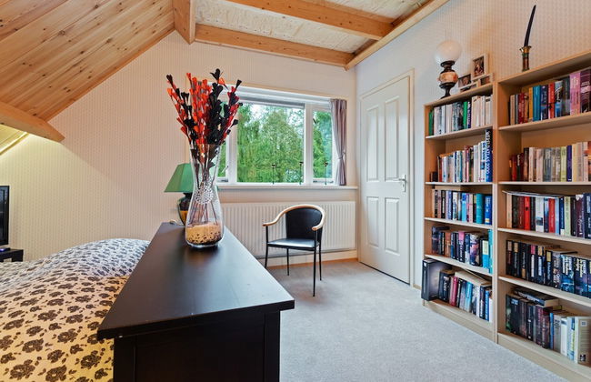 Terrace Apartment With Lush Garden - Photo 2