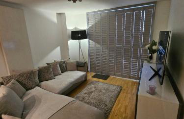Executive E15 Apartment - Skyline Terrace & Free Private Parking - 5-min Walk to Abba Arena - Foto 8